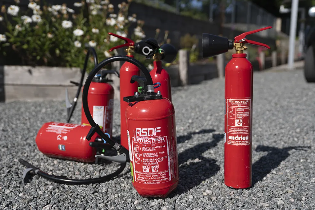 Formation manipulation des extincteurs — différents types d'extincteurs eau CO2 poudre I2S Prévention