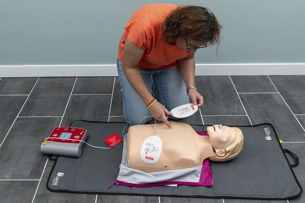 Formation SST initiale — démonstration du branchement d'un défibrillateur I2S Prévention